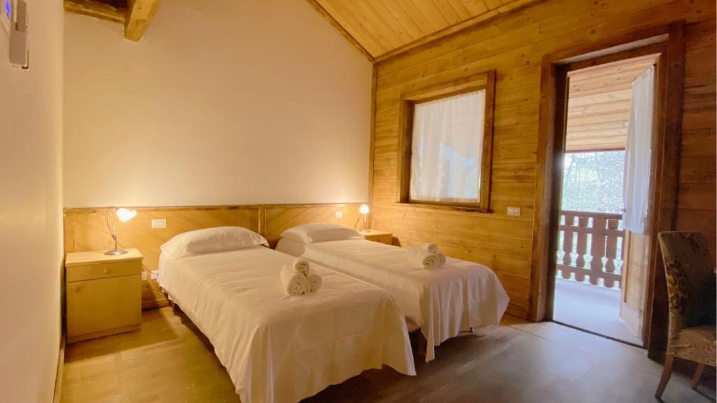 A bed or beds in a room at Locanda Al Cacciatore