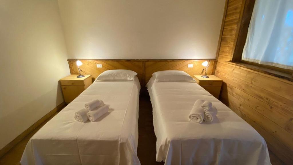 A bed or beds in a room at Locanda Al Cacciatore