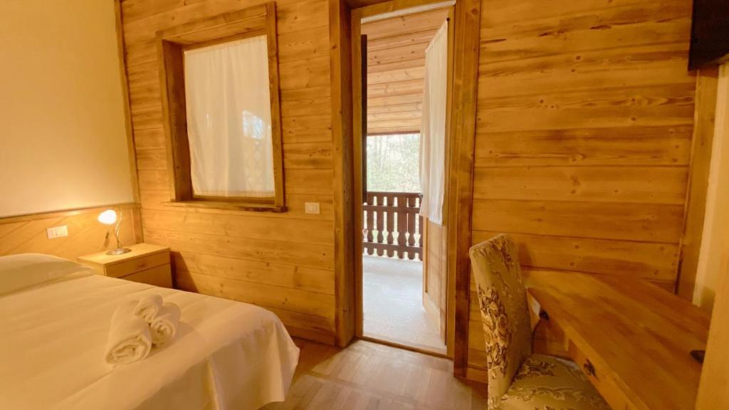 A bed or beds in a room at Locanda Al Cacciatore