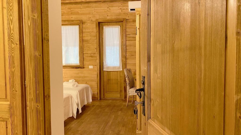A bed or beds in a room at Locanda Al Cacciatore