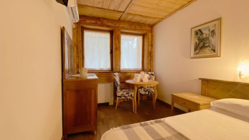 A bed or beds in a room at Locanda Al Cacciatore