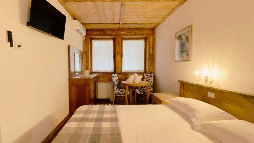 A bed or beds in a room at Locanda Al Cacciatore