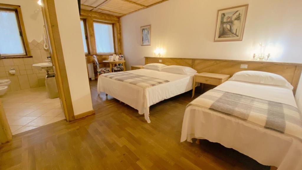A bed or beds in a room at Locanda Al Cacciatore
