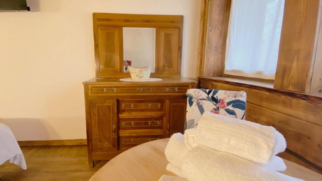 A bed or beds in a room at Locanda Al Cacciatore
