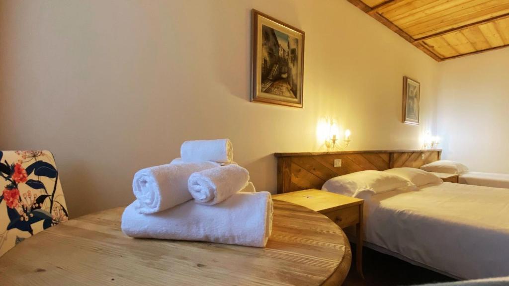 A bed or beds in a room at Locanda Al Cacciatore
