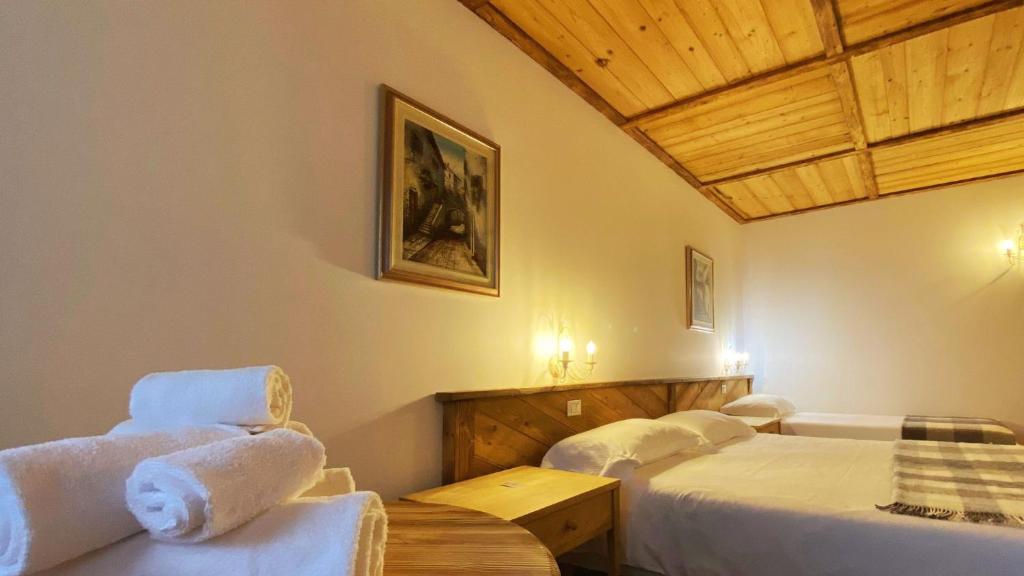 A bed or beds in a room at Locanda Al Cacciatore