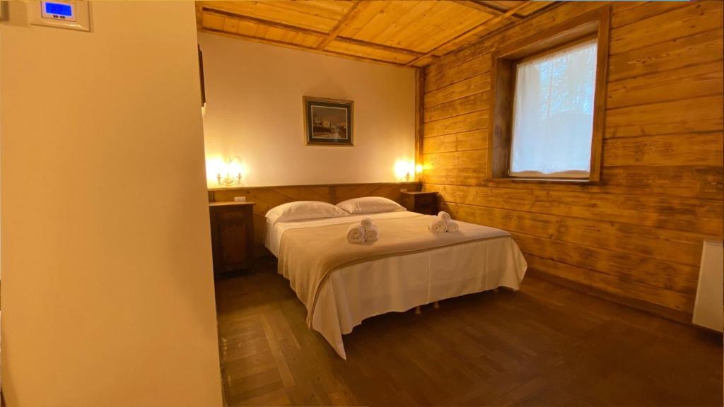 A bed or beds in a room at Locanda Al Cacciatore