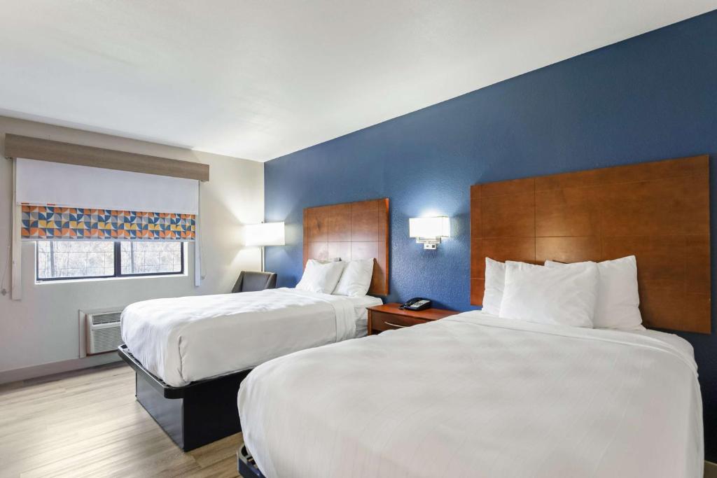 Postel nebo postele na pokoji v ubytování Best Western U.S. Inn
