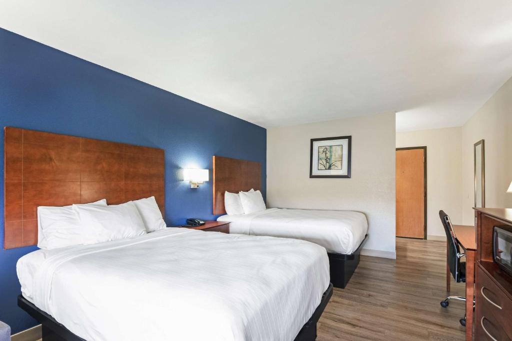 Postel nebo postele na pokoji v ubytování Best Western U.S. Inn