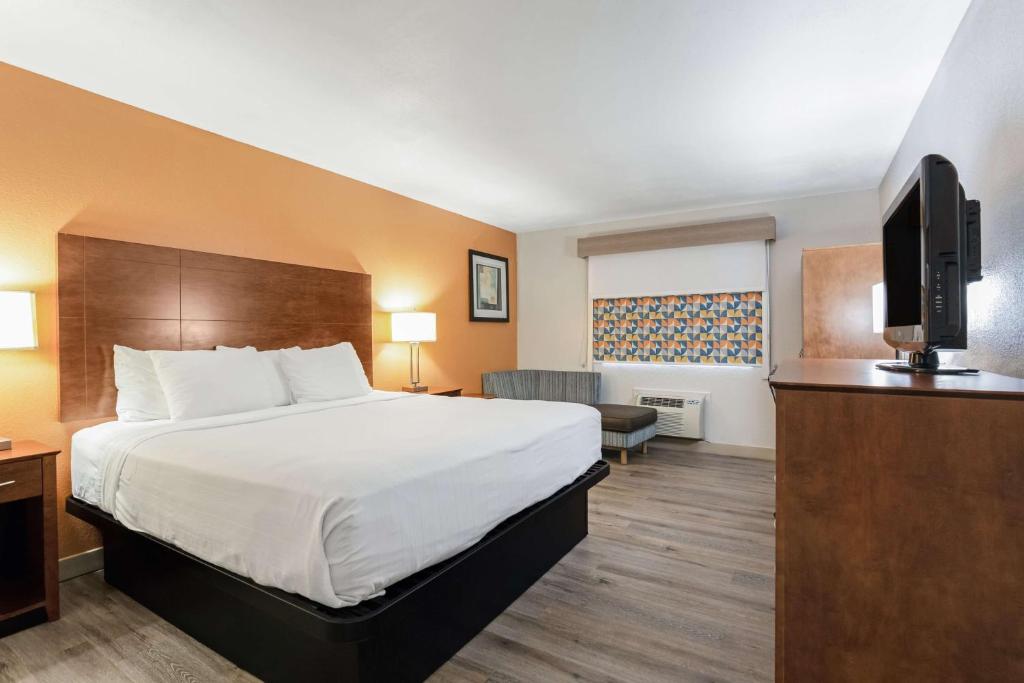 Postel nebo postele na pokoji v ubytování Best Western U.S. Inn