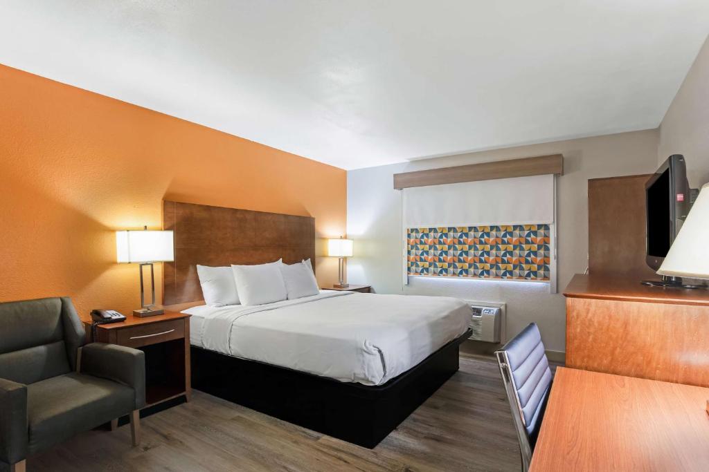 Postel nebo postele na pokoji v ubytování Best Western U.S. Inn