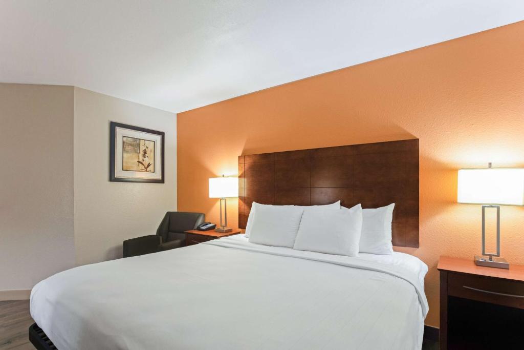 Postel nebo postele na pokoji v ubytování Best Western U.S. Inn