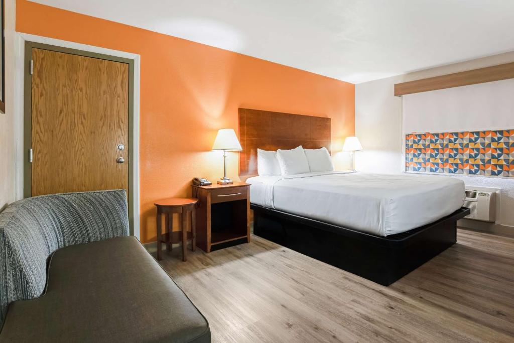 Postel nebo postele na pokoji v ubytování Best Western U.S. Inn