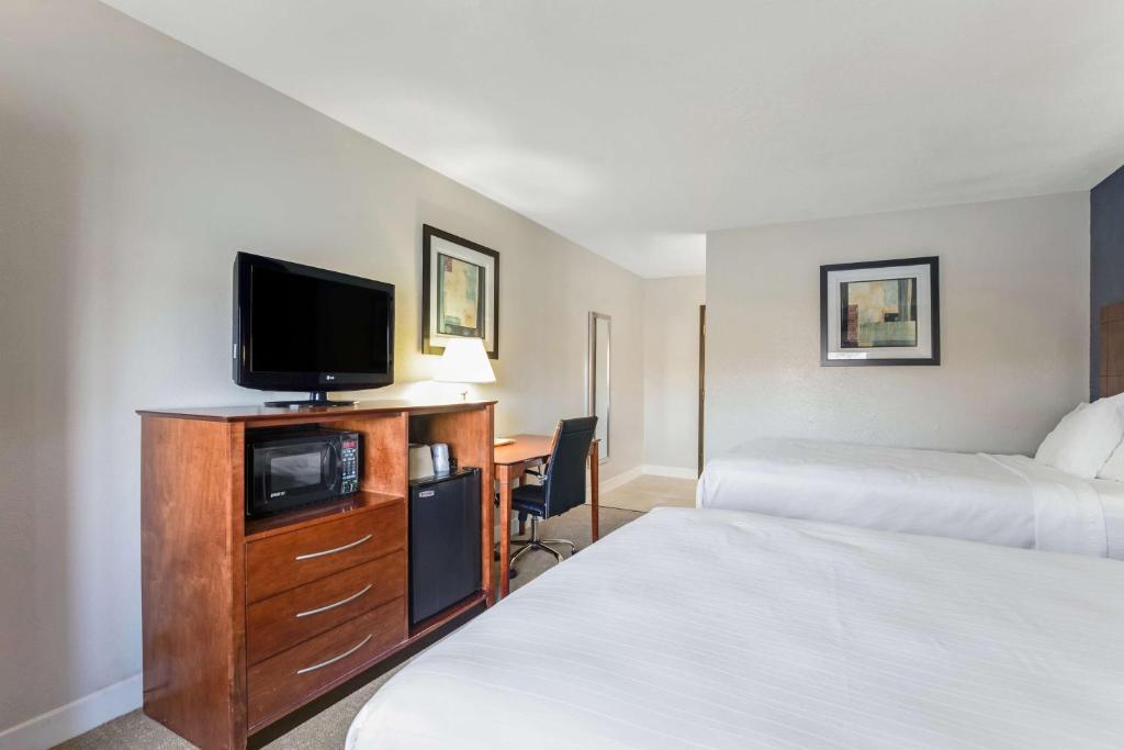 Postel nebo postele na pokoji v ubytování Best Western U.S. Inn