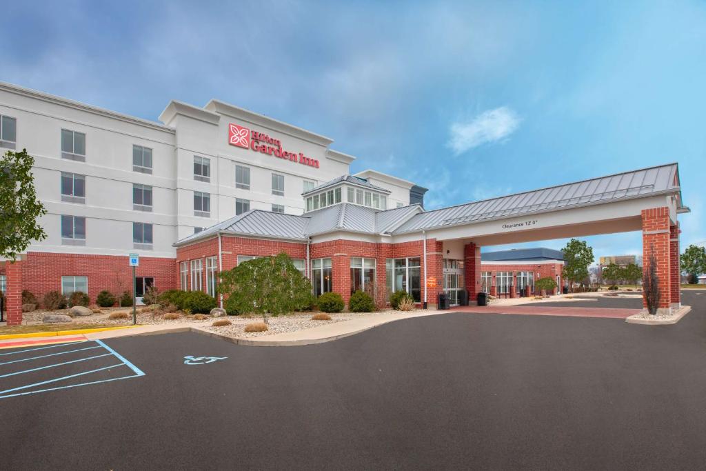 rendering hotelu z parkingiem w obiekcie Hilton Garden Inn Benton Harbor w mieście Benton Harbor
