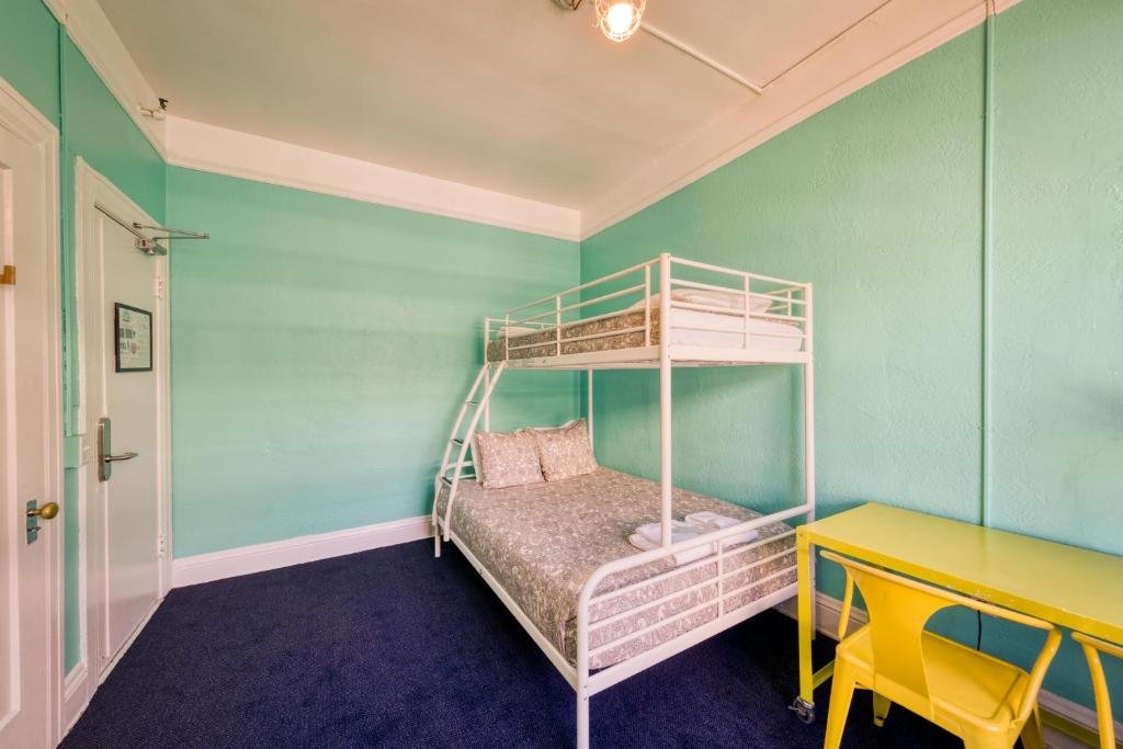 Postel nebo postele na pokoji v ubytování HI San Francisco Downtown Hostel