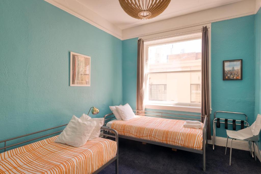Postel nebo postele na pokoji v ubytování HI San Francisco Downtown Hostel