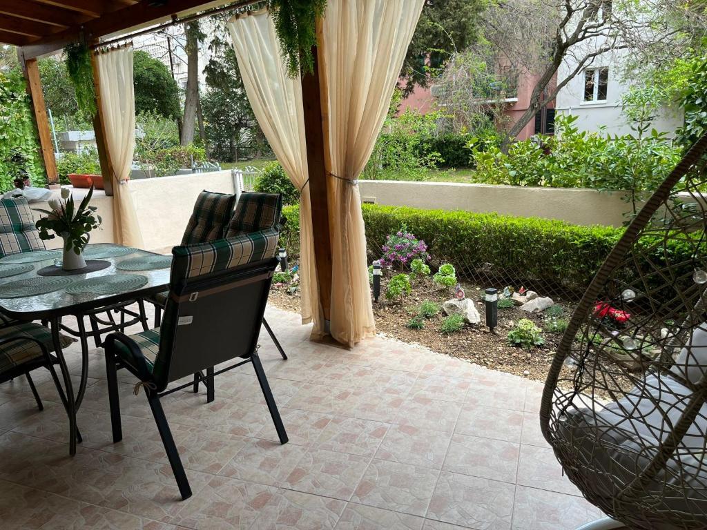 Vonkajšia záhrada v ubytovaní Dioklecian Dream Apartment