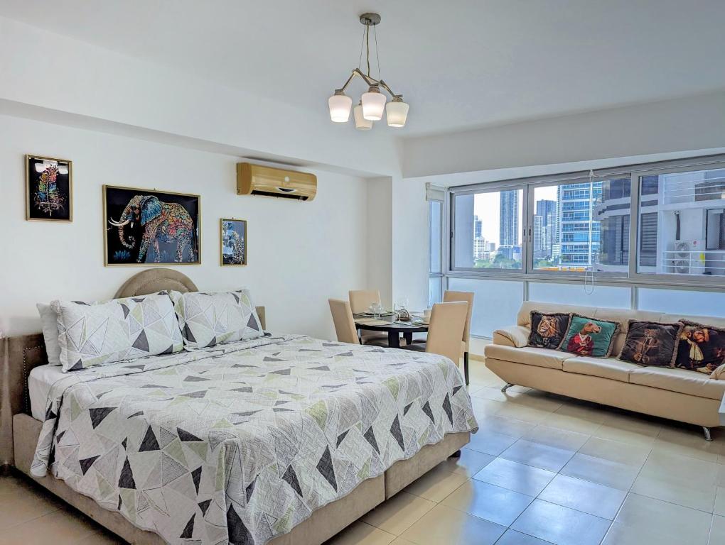巴拿馬城的住宿－Yc l Habitacion av Balboa - GB701-B，一间卧室配有一张床和一张沙发