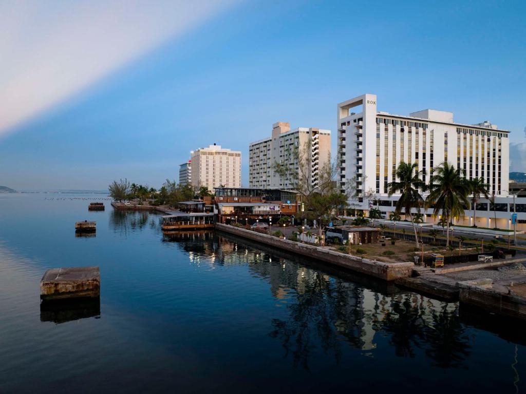 Výhled na řeku, která protéká v blízkosti hotelu