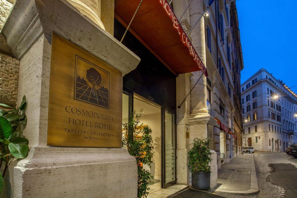 un negozio di una casa d'albergo su una strada di città di Cosmopolita Hotel Rome, Tapestry Collection by Hilton a Roma