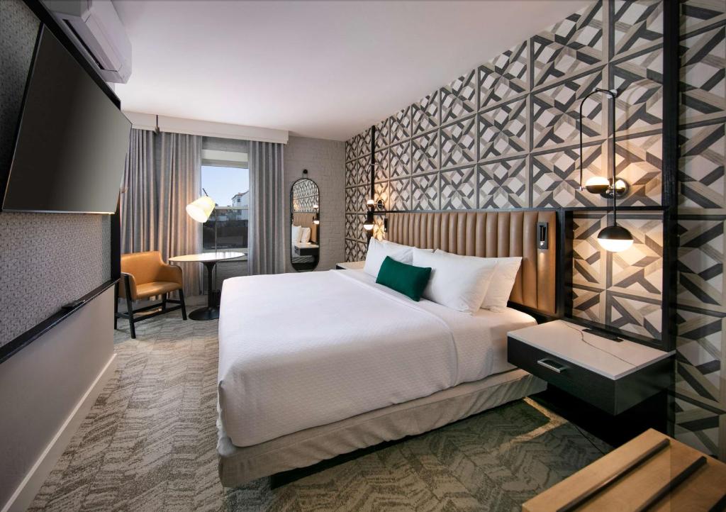 Hotel Virginia Santa Barbara, Tapestry Collection by Hilton - 