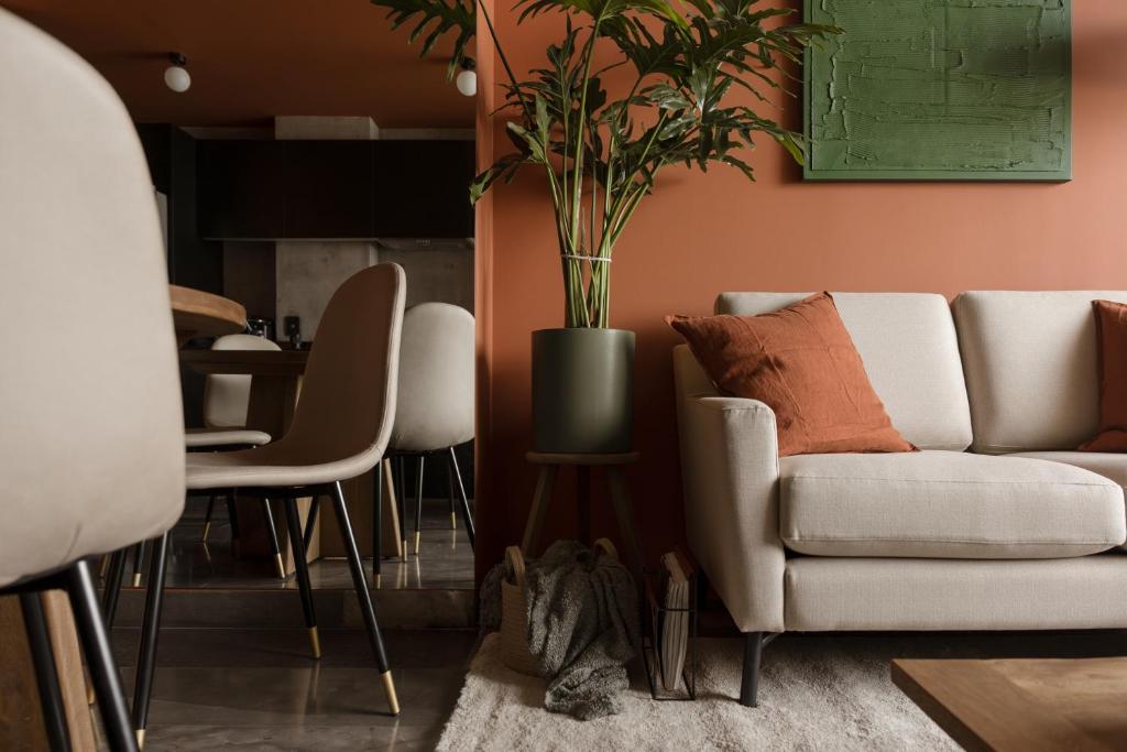 sala de estar con sofá y planta en Casa Terra, Inspirador y Magico Loft en Ciudad de México