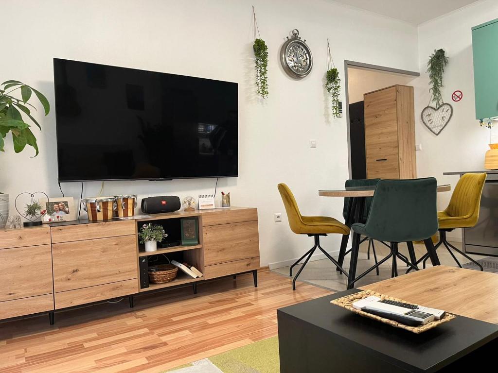 Televízia a/alebo spoločenská miestnosť v ubytovaní Dioklecian Dream Apartment