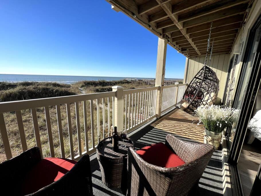 eine Veranda mit Stühlen und einer Hängematte am Strand in der Unterkunft New! Oceanfront Sunrise Retreat- Breathtaking View in Myrtle Beach