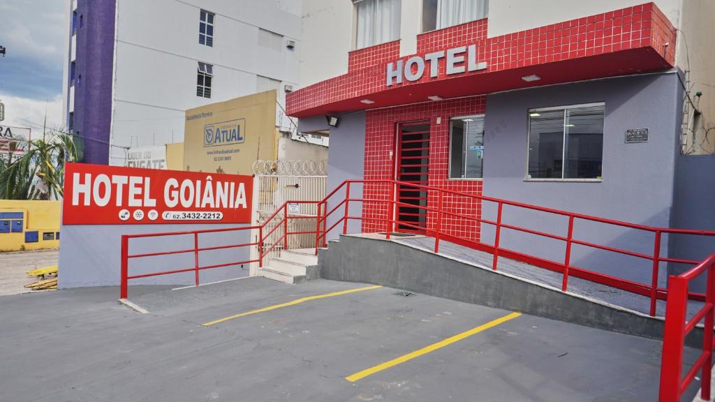 ein Hotel-Korona-Schild vor einem Gebäude in der Unterkunft Hotel Goiânia Executive in Goiânia