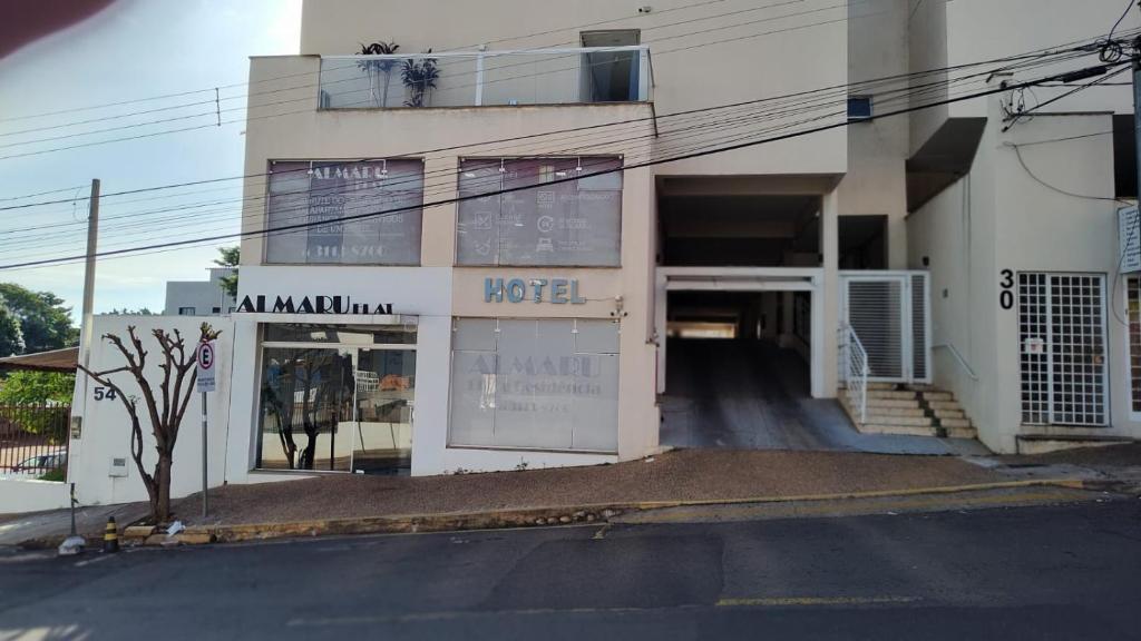 um edifício de apartamentos com um hotel numa rua em Hotel Flat Almaru - Marília em Marília