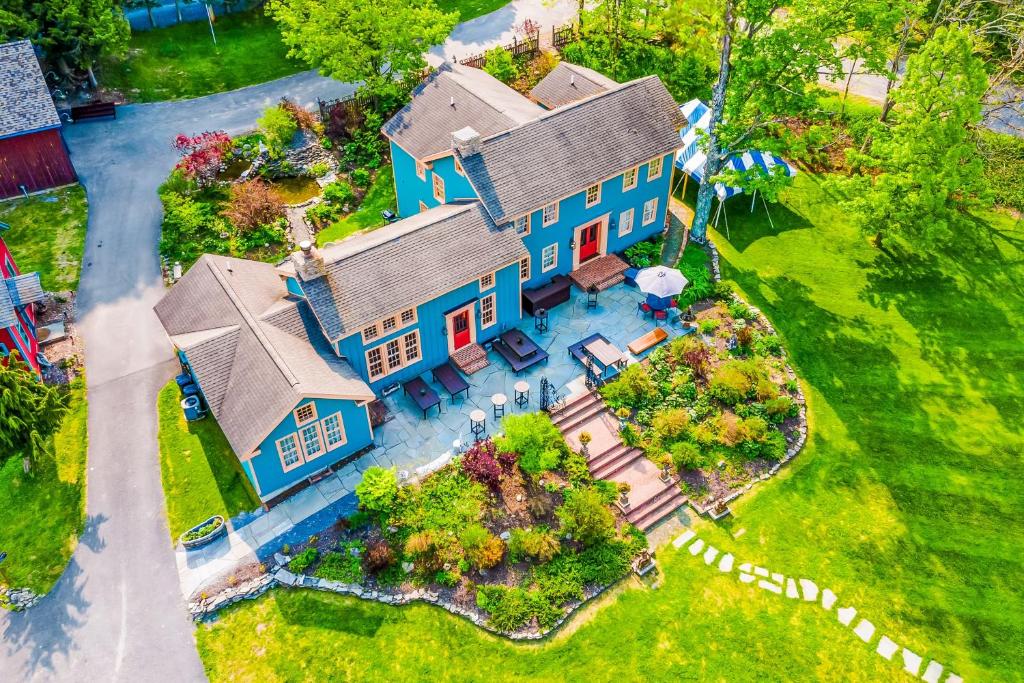 的住宿－The Farmhouse - Unit A，蓝色房子的空中景色