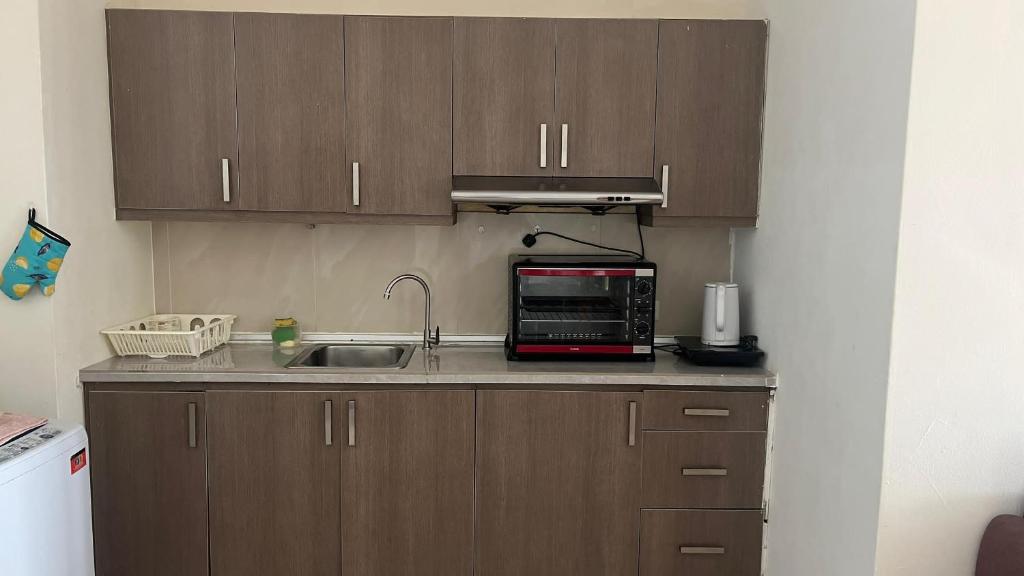 クアラルンプールにあるParkview KLCC ITSKAYA 21 13Aの電子レンジとシンク付きのキッチン