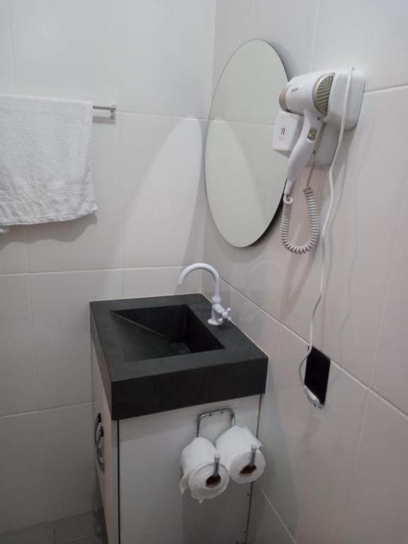 Ein Badezimmer in der Unterkunft casa com bela vista em itatiba
