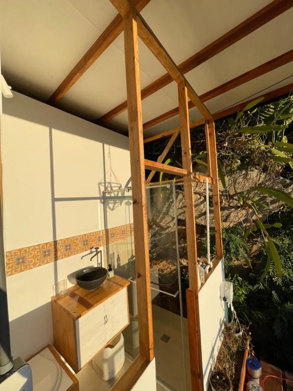 un bagno in una casa con lavandino di Domo mango a Los Santos