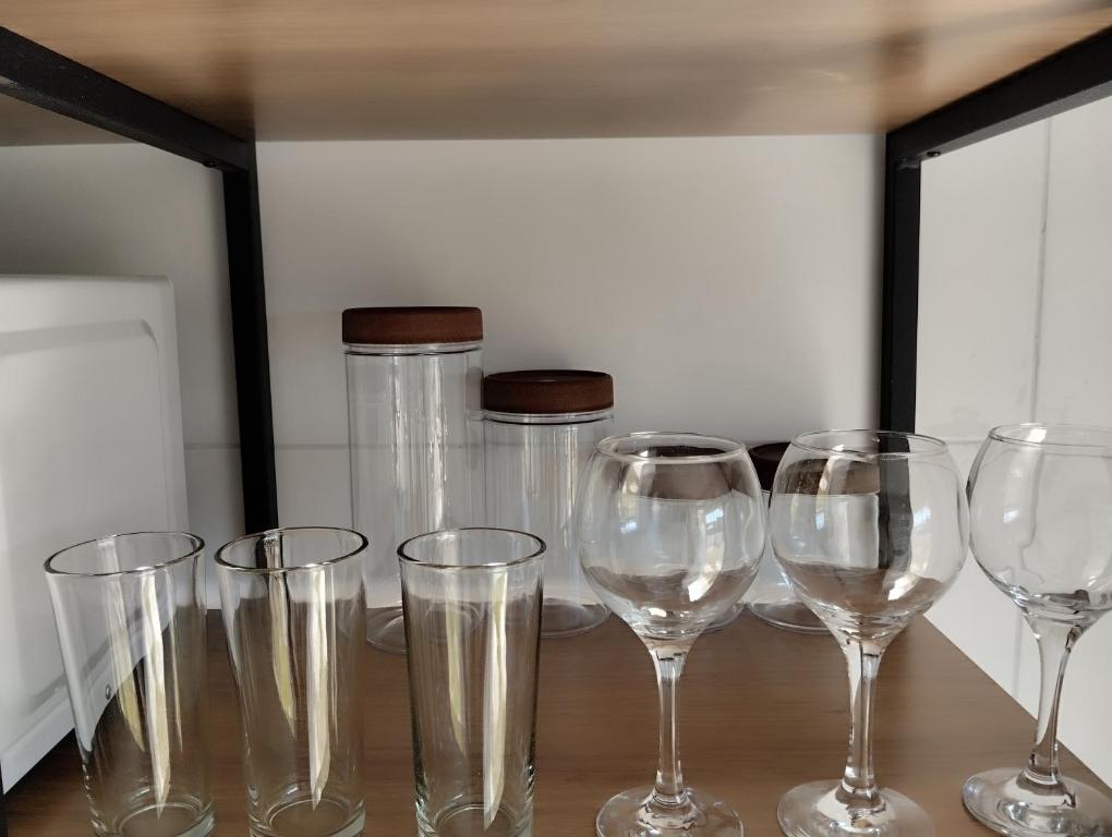 un grupo de copas de vino sentado en una mesa en My House Hospedagem, en Santo Ângelo