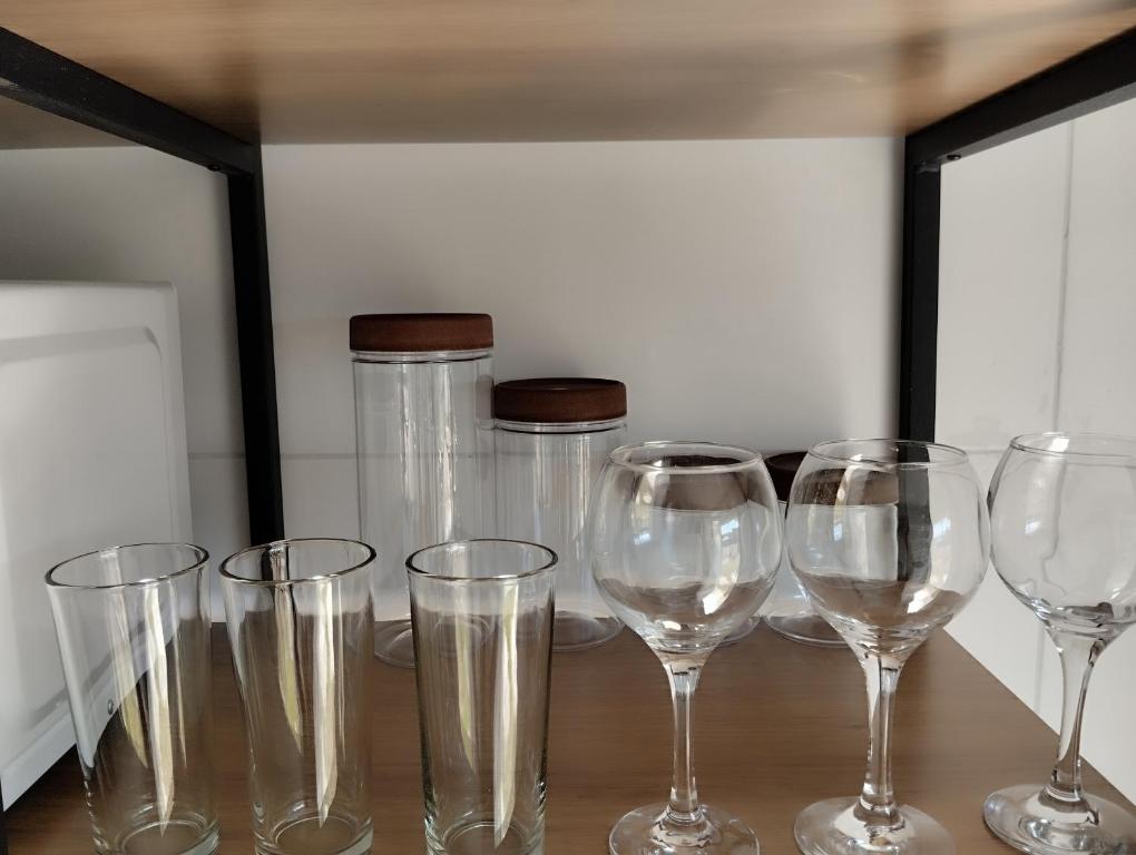 un groupe de verres à vin assis sur une table dans l'établissement Refúgio Executivo, à Santo Ângelo