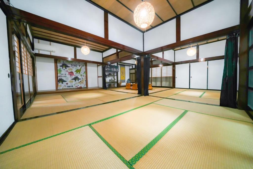 Fotografie z fotogalerie ubytování 貸切民泊勝山ベース325 福井県立恐竜博物館まで車で5分 v destinaci Kitarokuroshi