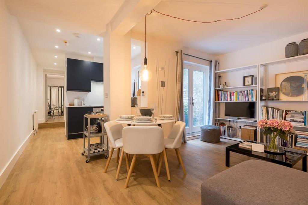 un soggiorno con tavolo e sedie e una cucina di Palatial 2-Bed Apartment with Outside Space a Brighton & Hove