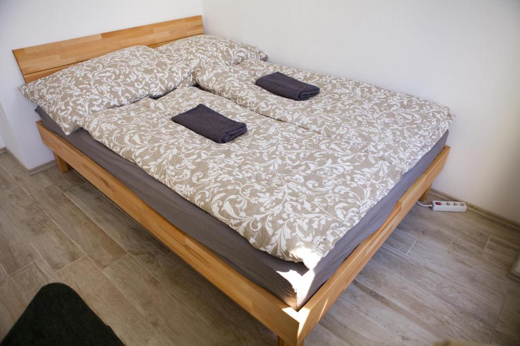 1 cama con 2 almohadas en una habitación en Central Rooftop Apartment with Balcony en Viena