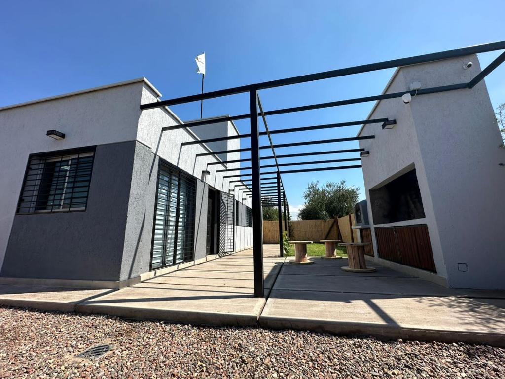 un edificio con una pasarela junto a un edificio en Alquiler Vivienda Completa en Barrio Residencial, en Buena Nueva