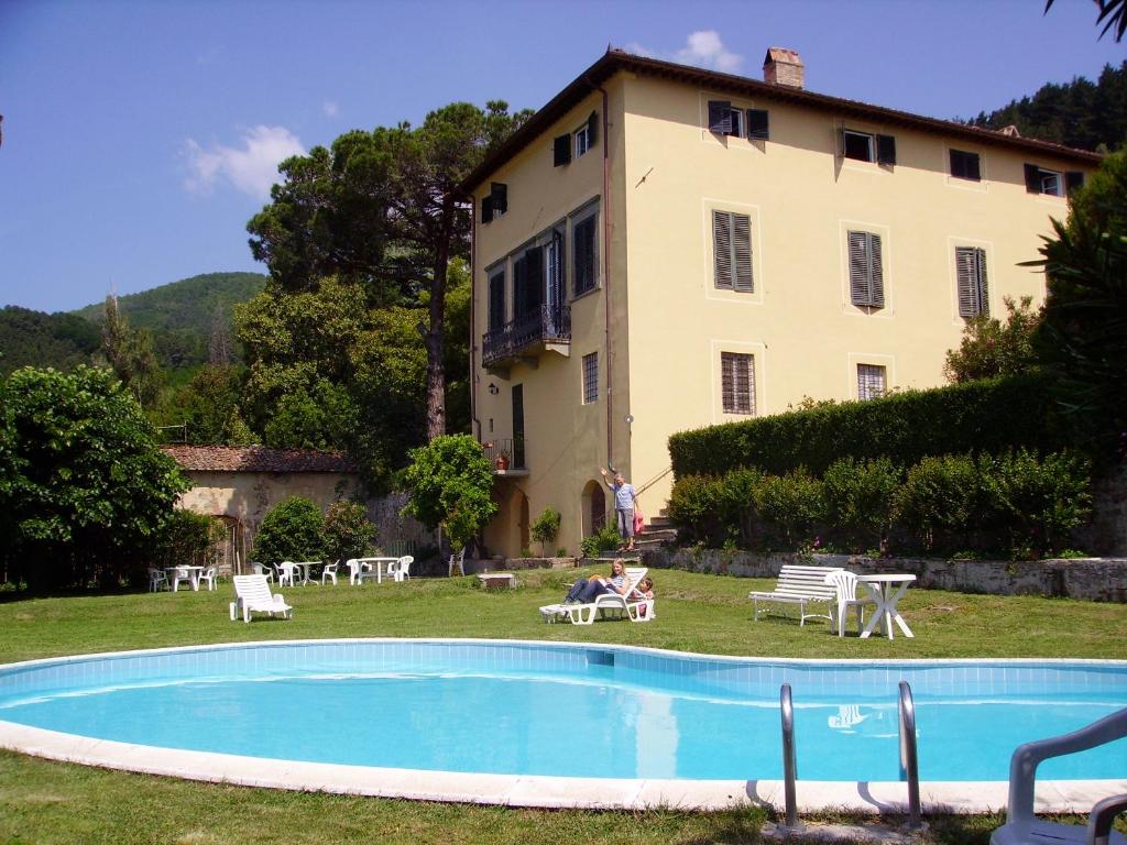 Bazén v ubytovaní Fattoria Gambaro di Petrognano alebo v jeho blízkosti