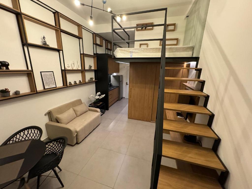 ein Wohnzimmer mit einer Treppe im Loft in der Unterkunft 509 | Studio exclusivo Rua Oscar Freire in São Paulo