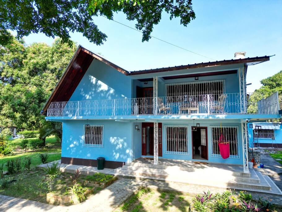 uma casa azul com uma varanda em Casa Luna Azul em La Ceiba