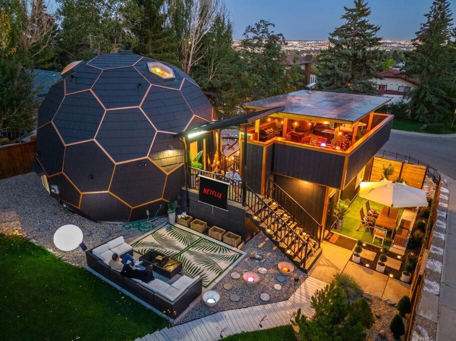 Una casa grande con una pelota de fútbol dentro. en Dome House YYC, Iconic, Luxury, Backyard Oasis, en Calgary