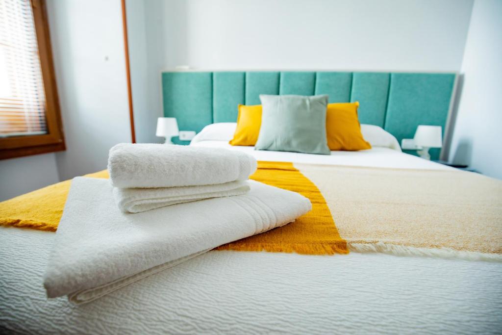 Posteľ alebo postele v izbe v ubytovaní Apartamentos Villa Zoila Baiona