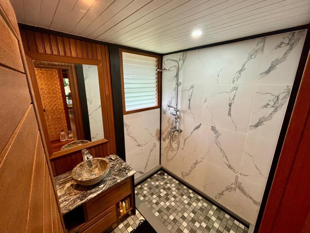 bagno con lavandino e doccia con bancone di VILLA TEPUA a aUturoa