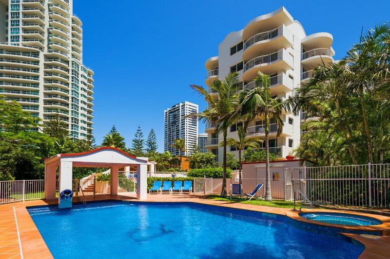 einem Pool mit Pavillon und einigen Gebäuden in der Unterkunft The Ritz Resort Heated Pool in Gold Coast