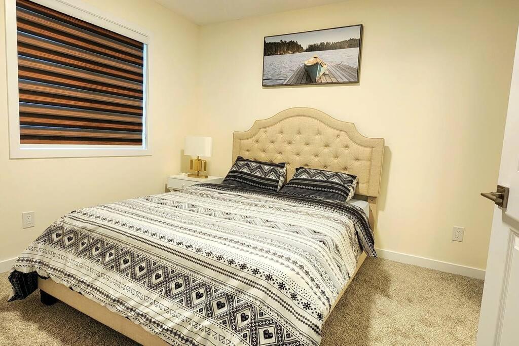 ein Schlafzimmer mit einem großen Bett mit einer großen Bettdecke in der Unterkunft Comfortable entire townhouse in downtown Edmonton. in Edmonton