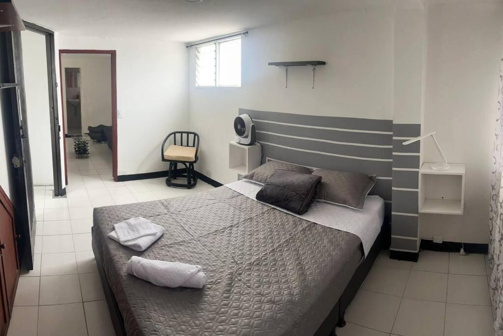 ein Schlafzimmer mit einem großen Bett mit zwei Handtüchern darauf in der Unterkunft Apartaestudio con Baño y Cocina Apto para Mascotas in Pereira